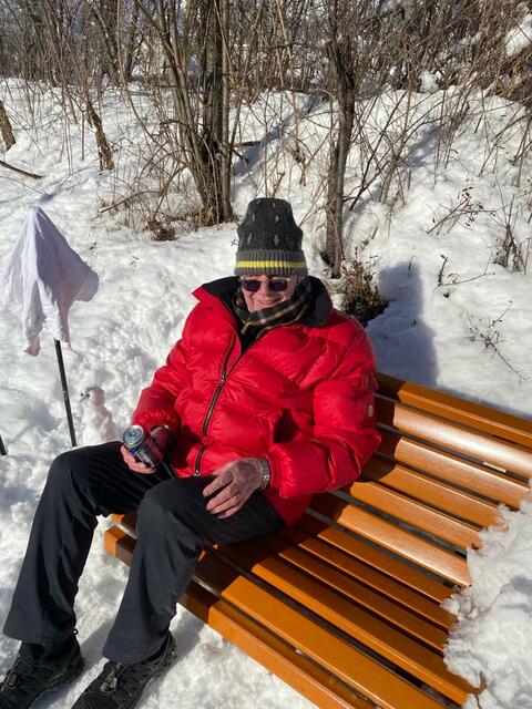 Alexander Weller, Genußexperte aus Holland. Innsbrucker und Weltbürger. Fußballer, Mit Walking-Stöcken-Gehen-Experte. | Foto: Herbert Waltl