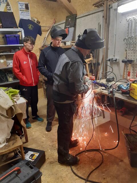 Geht einmal ein Skibob zu Brüche, ist Moviator, Co-Trainer, Technikfachmann und Heimwerker Helmut Winkler stets zu Stelle.  | Foto: Privat