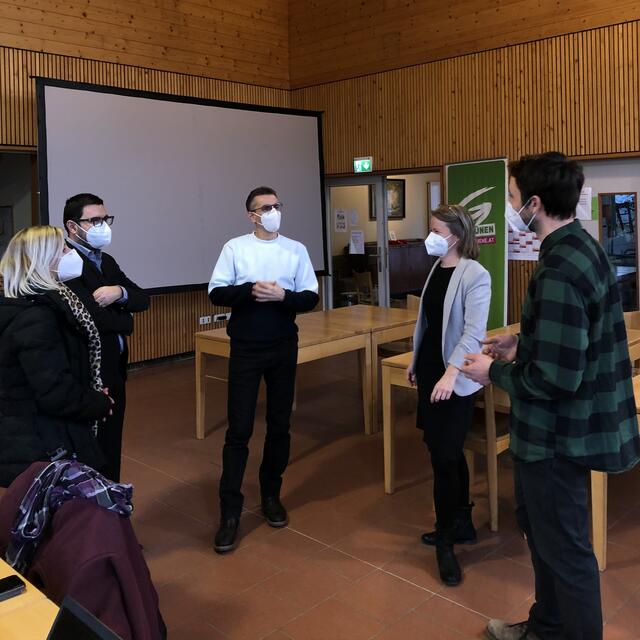Nachdem Coronatest trafen sich die Grünen in der Emmaus City Farm.