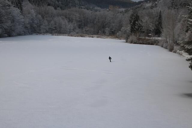 Schlittschuhlaufen auf dem Kronsegger Stausee.