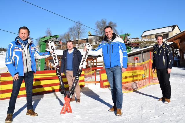 Eine Abordnung von Politik und Wirtschaft besuchte vergangene Woche bei prachtvollem Wetter das Schidorf Kirchbach.