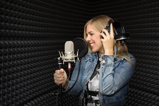 Die FPÖ-Bürgermeisterkandidatin Isabella Theuermann verbrachte einige Stunden im Tonstudio.