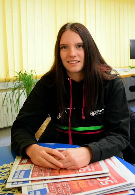 Franziska Farthofer vereint Lehre mit Schwimmsport.