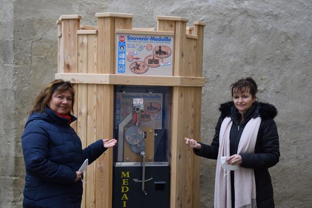 Bürgermeisterin Brigitte Ribisch und Tourismusobfrau StR Helga Nadler haben bereits die erste Münze geprägt.