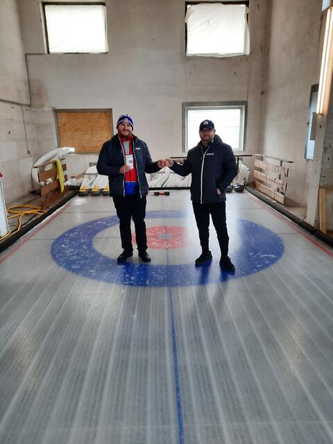 Amtsübergabe auf der eigenen Curlingbahn in Steyr: Peter Kramlinger (re.) ist der neue Präsident des CC Steyr und folgt damit nach sechs erfolgreichen Jahren auf Dominic Dietl (li.) | Foto: CC Steyr