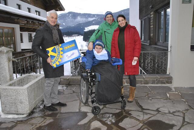Rotary-Präsident Klaus Kullnig mit Christoph und seinen Eltern Christian und Manja Krimbacher.