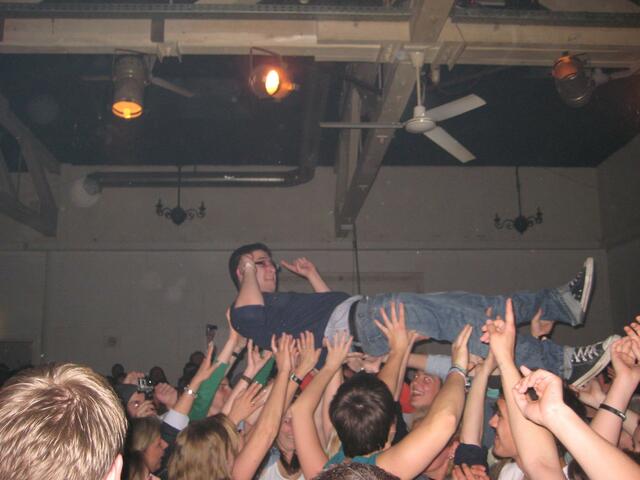 Martin beim Stagediving beim Westfinale vom Local Heroes Bandcontest. | Foto: Louise Walker