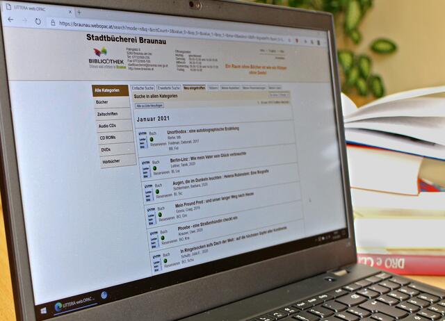 Die Bücher und Medien können entweder online oder telefonisch reserviert werden. Am folgenden Abholtag sind die Produkte dann abholbereit.  | Foto: Stadt Braunau
