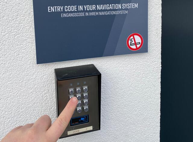 Die fünf Täter verschafften sich mit einem wiederrechtlich erlangten Code Zugang zum Aufenthaltsraum der Tankstelle in Niederbreitenbach.  | Foto: ZOOM.Tirol 