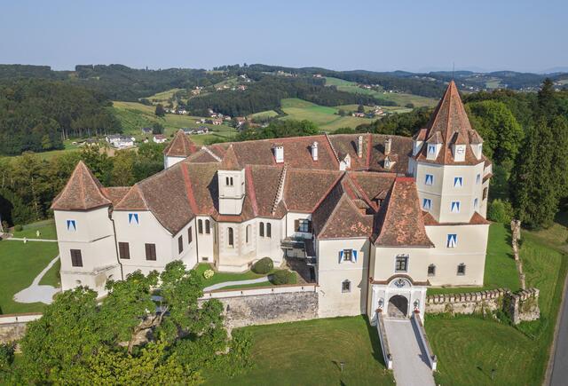 Schloss Kornberg wurde erstmals 1284 urkundlich erwähnt. Besitzer der Anlage mit Renaissance-Innenhof sind die Grafen von Bardeau.