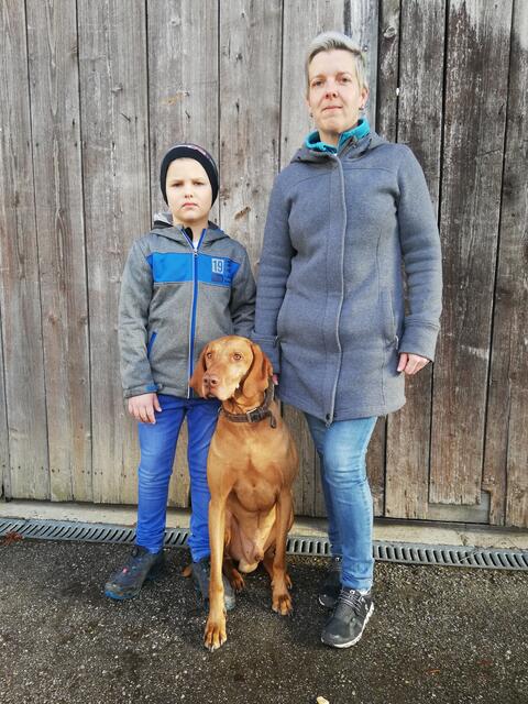 Katja Glatzl mit Sohn Daniel und den gebissenen Aron.