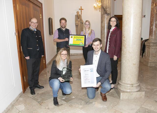 Hinten, v. li.: Michael Porenta (Raiffeisen Salzburg), Projektleiter Andreas Zehner und Gruppenleiterin Michaela König von der Landjugend Unternberg, Anna Doblhofer-Bachleitner (Raiffeisen Salzburg); vorne: Landjugend-Landesleiterin Johanna Schafflinger und Landesobmann Markus Aigner. | Foto: Landjugend Salzburg