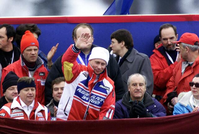 Unter den Besuchermassen war auch Russlands Präsident Wladimir Putin (stehend) mit Bundespräsident Thomas Klestil und Gattin Margot (re.) | Foto: © GEPA pictures
