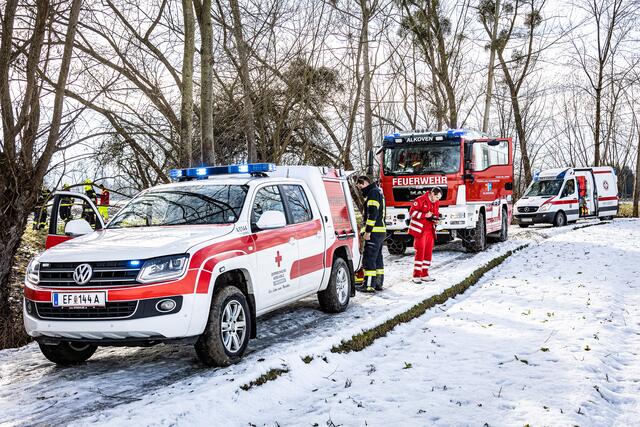 Beim Eintreffen der Feuerwehr waren bereits Rettungskräften des ASB sowie ein Notarzt vor Ort, welcher jedoch nur noch den Tod des Mannes feststellen konnte.  | Foto: FOTOKERSCHI.AT / BAYER