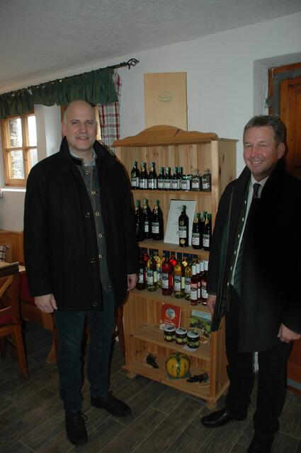 Bezirkskammer-Obmann und Spitzenkandidat im Bauernbund Deutschlandsberg Christian Polz mit Landwirtschafts-Kammerpräsident Franz Titschenbacher bei einem Betriebsbesuch. | Foto: Bauernbund