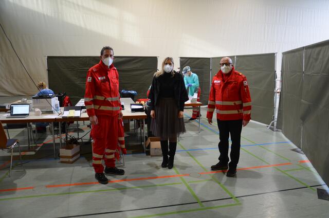Dieter Haring (Rotes Kreuz Leonding), Leondings Bürgermeisterin Sabine Naderer-Jelinek, Rotes-Kreuz-Bezirksgeschäftsleiter Paul Reinthaler (v. l. n. r.).