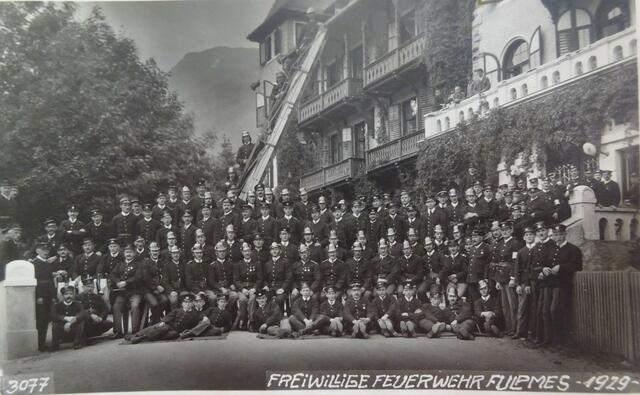 Die FF Fulpmes nahm 1929 Aufstellung vor dem Grandhotel. | Foto: Archiv