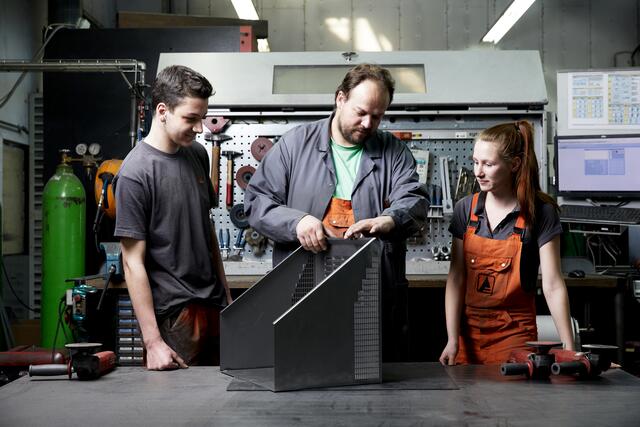 Schinko bildet Lehrlinge in sieben technischen Berufen auch, darunter auch einige Mädchen.  | Foto:  Jürgen Grünwald