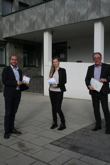 GV Martin Giefing, Neu-Neudörflerin Kathrin Pelzmann und Bürgermeister LAbg. Dieter Posch präsentieren die neue „Neu-NeudörlferInnen-Broschüre"