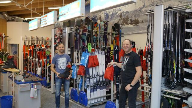 Für das Bild nahmen Ernst Lackner und Rupert Silbergasser ausnahmsweise die Masken in ihrem Tourenski Testcenter ab. | Foto: Marchgraber