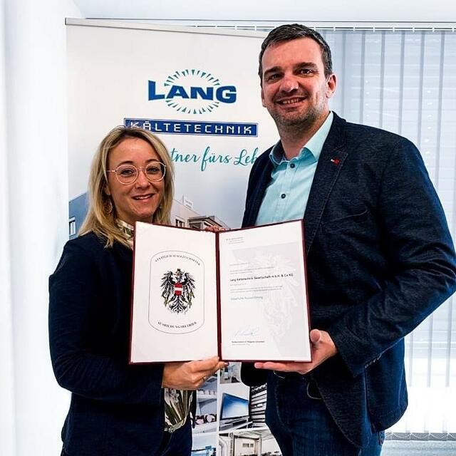 Evelyn und Markus Lang freuen sich über die Auszeichnung zum staatlich ausgezeichneten Lehrbetrieb. | Foto: KK