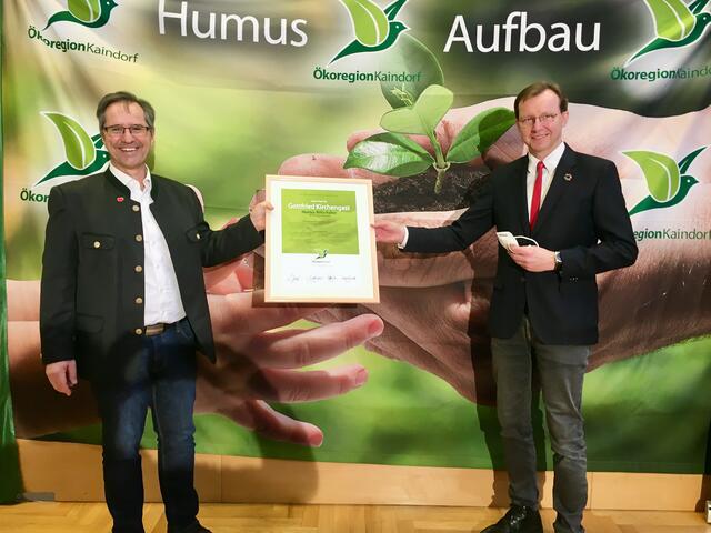 Neuer Humus-Botschafter: Gerald Dunst (l.) überreichte Prof. Gottfried Kirchengast die Ehrenurkunde. | Foto: Ökoregion Kaindorf