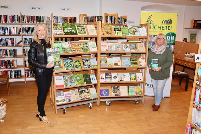 Büchereileiterin Rita Schreiner (l.) und Mitarbeiterin Sieglinde Tunner können rund 10.500 Medien zur Entlehnung anbieten. | Foto: Alfred Mayer
