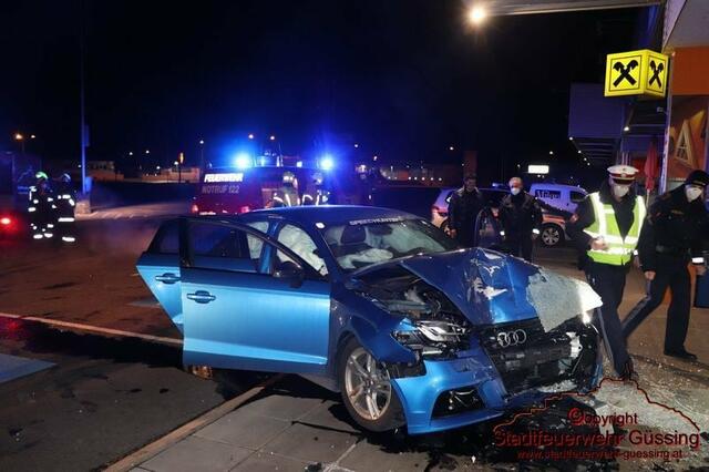 Das Unfallauto wurde schwer beschädigt. | Foto: Feuerwehr Güssing
