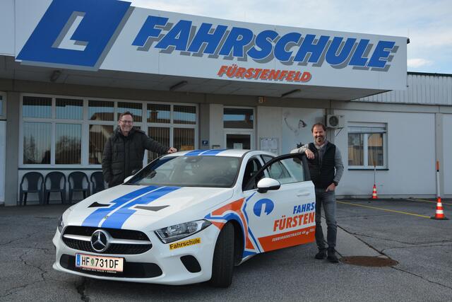 Startklar: Hermann Großschedl und Robert Roch von der Fahrschule Fürstenfeld wünschen sich mehr Planungssicherheit.