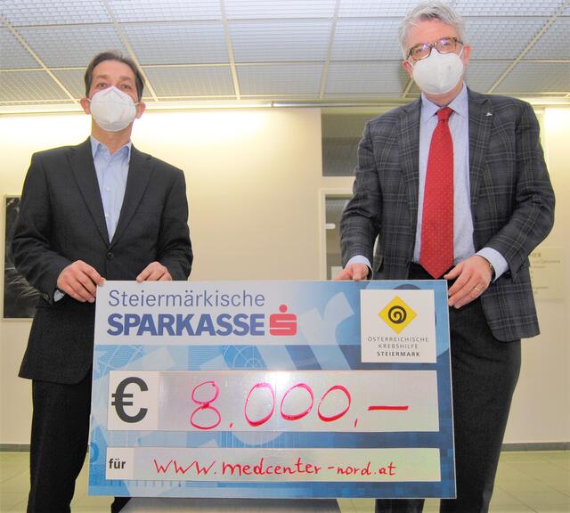 Scheckübergabe: K. Strohmeier, Chr. Scherer (v.l.) | Foto: Medcenter Nord