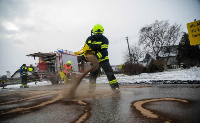 Die Feuerwehr war bei den Aufräumarbeiten im Einsatz. | Foto: laumat.at/Matthias Lauber