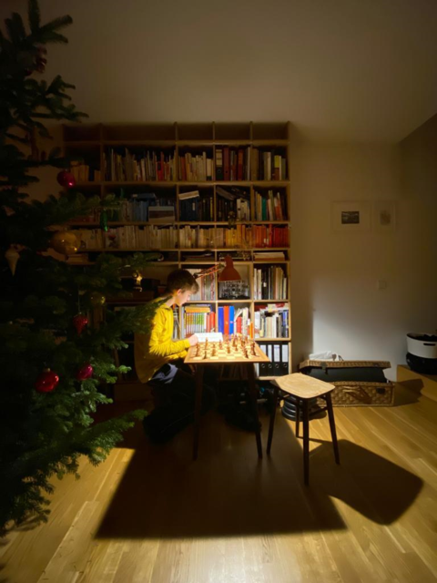 Fridolin im Studium der Schachbücher vertieft | Foto: Schachverein Hörsching
