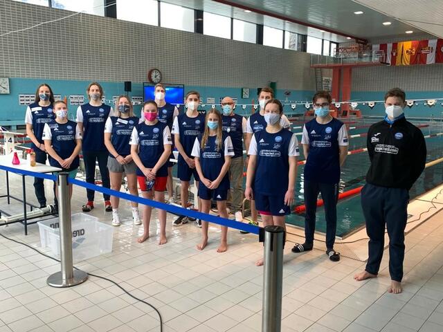 Die erfolgreichen Athleten des Schwimmverein FK Spittal mit Trainer Alexandre Deblaise. | Foto: FK SV Spittal
