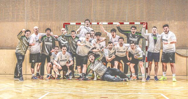 Jubelstimmung: Im zehnten Spiel der Saison konnten die HIB-Handballer endlich den ersten Sieg einfahren. | Foto: Alexandra Maier