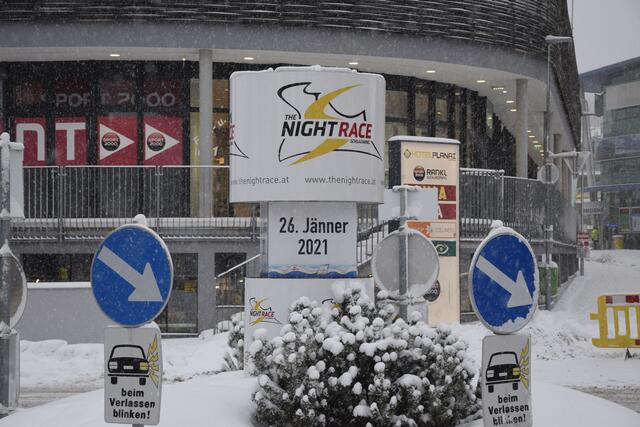 Würde man das Plakat nicht sehen, wüsste man eventuell gar nicht, dass nur wenige Meter entfernt gerade ein Weltcup-Rennen stattfindet. | Foto: Hollinger Marc