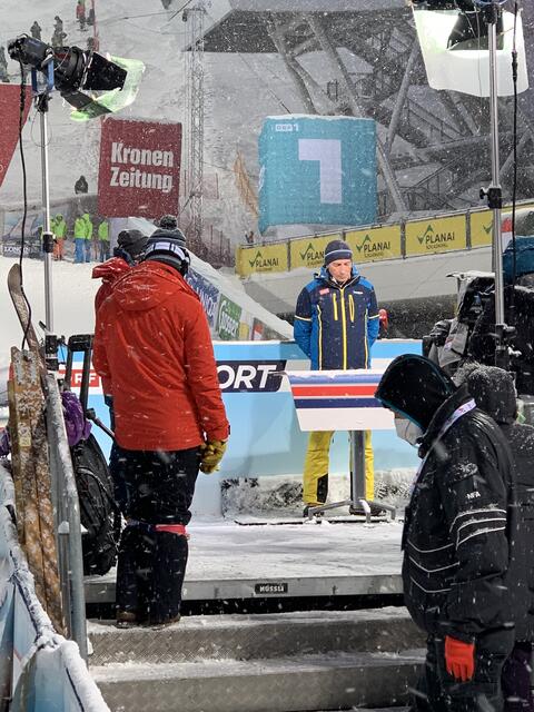 Fast keiner, aber doch einer – nämlich da Rainer.
Rainer Pariasek war wie gewohnt als ORF-Moderator vor Ort. | Foto: Hollinger Marc
