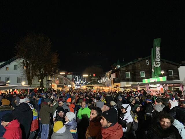 In der Fanmeile war in der Vergangenheit bereits während des ersten und zweiten Durchgangs viel los, aber der dritte Durchgang war noch einmal eine Stufe drüber ... | Foto: Hollinger Marc