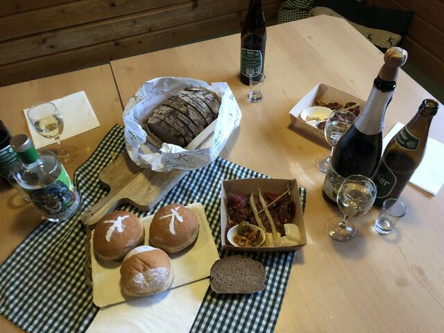 In der Hütte auf der Stanglalm gab's eine echt regionale Jause zum Gespräch.
