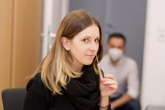 Katja Hauer beim Test. Im Hintergrund: Standortleiter Walter Bock.