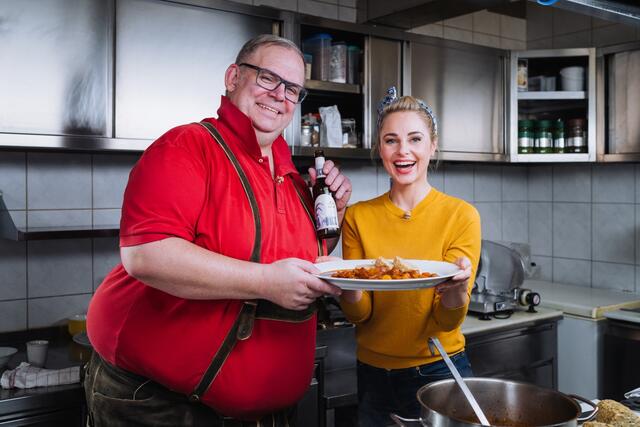 Karl Zuser und Silvia Schneider in der Küche des Gasthofs Riedberg. | Foto: Silvia kocht_Simeon Baker-ORF