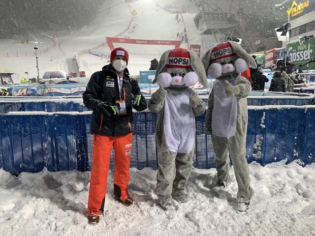 HoHoHo – Hollinger, Hopsi, Hopsi. Marc Hollinger von der WOCHE Ennstal war einer der wenigen, der es in das Zielstadion der Planai geschafft hat.