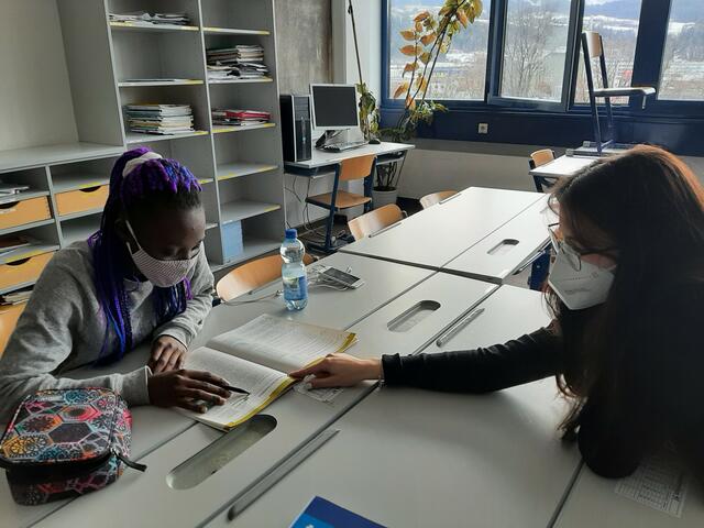 Lernbetreuerin Eva Huber (Innsbruck) unterrichtet Perdita | Foto:  Jugendrotkreuz Tirol / Wolfgang Egger