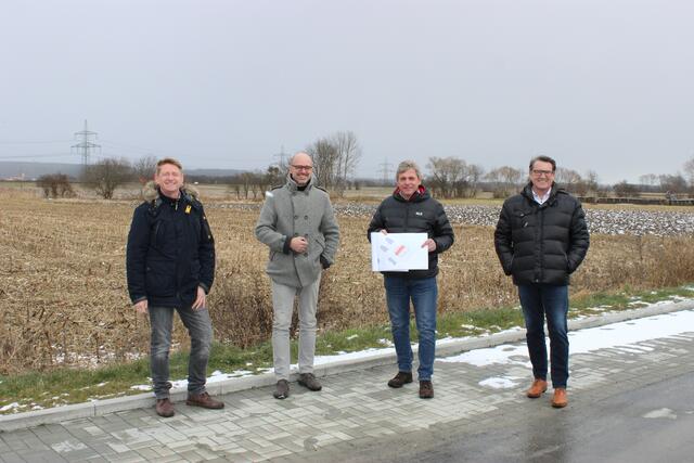 Neue Niedrigenergie-Reihenhäuser sind in Rotenturm geplant: AL Christian Saurer, Architekt Martin Schwartz, Bgm. Manfred Wagner, OSG-Obm. Alfred Kollar | Foto: OSG