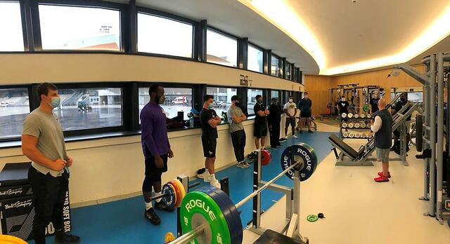 Es gibt Räumlichkeiten und Infrastruktur, wo Trainings bei Einhaltung von Vorgaben für kleine Gruppen jederzeit möglich wären. Auch in Fitnessstudios. 