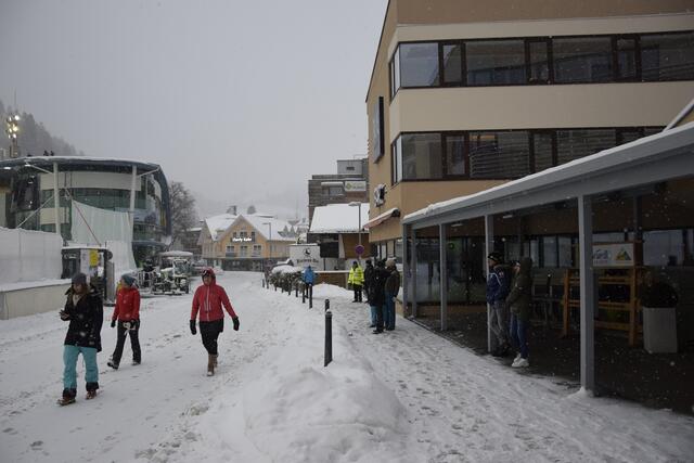 Ein paar wenige Fans wurden gesichtet, sie durften allerdings das Zielstadion nicht betreten. | Foto: Hollinger Marc