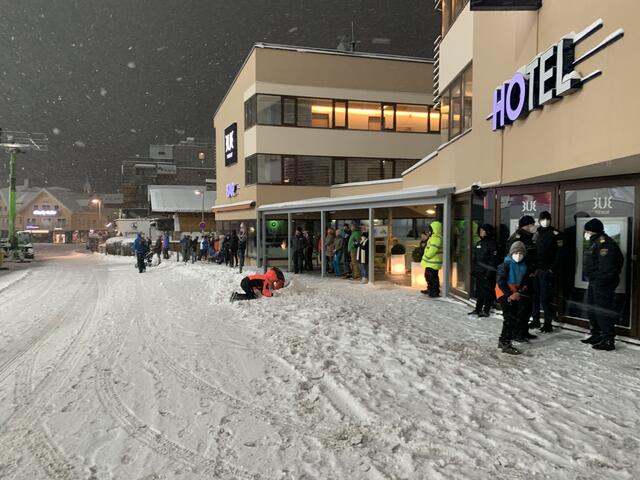 Auch wenn manche Fans bettelten, sie wurden nicht reingelassen. | Foto: Hollinger Marc