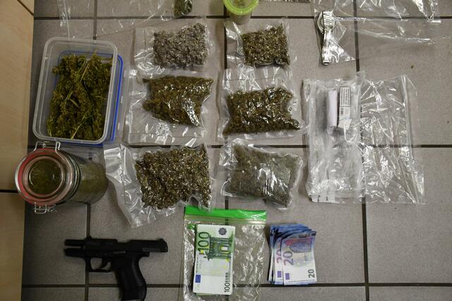 Jede Menge Drogen, Falschgeld oder eine Schreckschusspistole wurden bei den Hausdurchsuchungen gefunden | Foto: LPD-Bgld