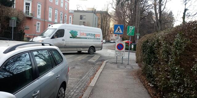 In Geidorf versperren Schilder den Gehweg. | Foto: KK