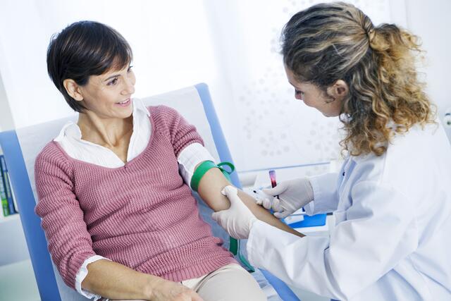 Gesundheitsstadtrat Krotzer (KPÖ) möchte in Zukunft beim jährlichen Gesundheitscheck das Blut auch auf Corona-Antikörper untersuchen lassen. | Foto:  Image Point Fr / Shutterstock