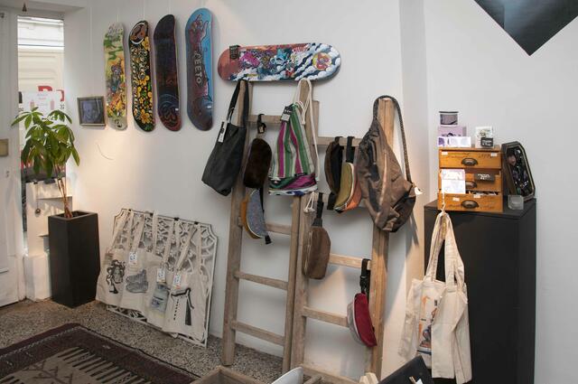 Bäuerlegasse 3: Im "Soon Art Studio" können Künstler ihre Werke zum Verkauf anbieten. T-Shirts, Skateboards, Taschen, Fachliteratur und vieles mehr laden zum Stöbern ein.